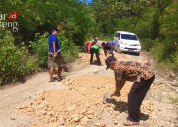 PERBAIKAN JALAN: Jalan penghubung di Desa Kepoh, Kecamatan Jati, Kabupaten Blora ditambal sulam dengan material grosok pada Sabtu, 13 Mei 2023. (Istimewa/Lingkarjateng.id)