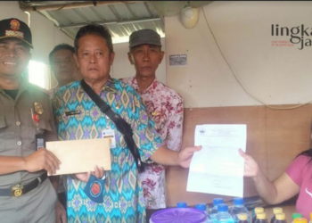 HUMANIS: Kepala Satpol PP Pati Sugiono bersama dengan Forkopimcam Kecamatan Margorejo memberikan surat peringatan kepada pemilik warung ilegal yang berada di Jalan Pati-Kudus turut Desa Margorejo, pada Selasa, 30 Mei 2023. (Khairul Mishbah/Lingkarjateng.id)