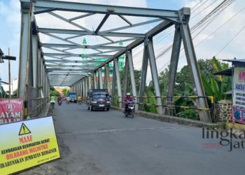 BERBAHAYA: Tampak sambungan Jembatan Kali Bodri di Jalan Guru Sulaiman, Kecamatan Pegandon, Kabupaten Kendal bergeser, sehingga kendaraan muatan berat dilarang melintas. (Arvian Maulana/Lingkarjateng.id)