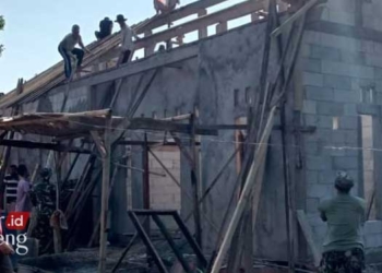 GOTONG ROYONG: Satgas TMMD Sengkuyung Kodim 0719/Jepara bersama warga memperbaiki RTLH milik Abdullah (37) warga RT 46/RW 09 Pancur, Mayong, Jepara. (Tomi Budianto/Lingkarjateng.id)