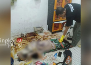 OLAH TKP: Tim kepolisian Polsek Pati saat olah TKP di kamar kos siswi SMA yang ditemukan tewas pada Rabu, 24 Mei 2023 petang. (Istimewa/Lingkarjateng.id)