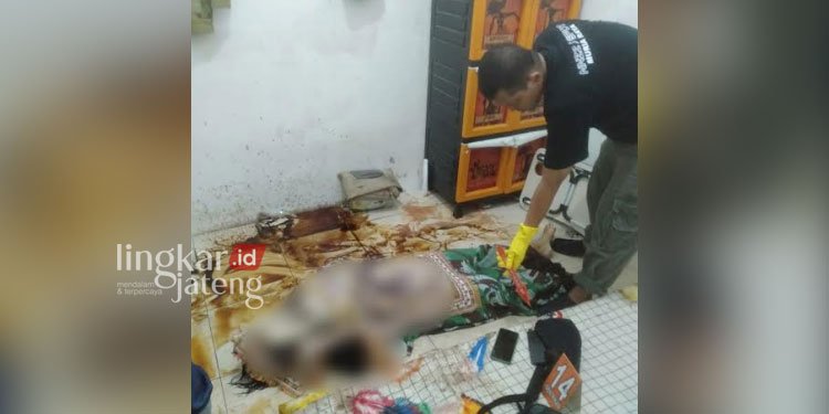 Siswi SMA Tewas di Kamar Kos Winong Pati, Diduga Keracunan Pestisida 25 OLAH TKP: Tim kepolisian Polsek Pati saat olah TKP di kamar kos siswi SMA yang ditemukan tewas pada Rabu, 24 Mei 2023 petang. (Istimewa/Lingkarjateng.id)