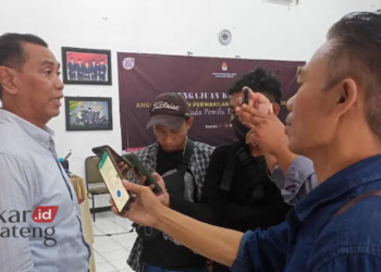 INTERVIEW: Ketua Bawaslu Demak, Khairul Saleh, saat ditemui awak media. (Muhammad Burhanuddin Aslam/Lingkarjateng.id)