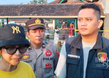 Terungkap! Ini Fakta Hasil Autopsi Korban KDRT Berujung Maut di Pati 28 MENJELASKAN: Kepala Satreskrim Polresta Pati, Kompol Ongkoseno Gradiarso Sukahar, memberikan penjelasan terkait korban KDRT di Desa Ngemplak Kidul, Kecamatan Margoyoso, Kabupaten Pati pada Senin, 15 Mei 2023 sore. (Khairul Mishbah//Lingkarjateng.id)