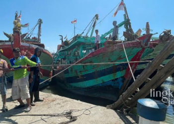 BEKERJA: Ilustrasi para pekerja sektor perikanan di daerah Tegal, Jawa Tengah yang bersiap melakukan penangkapan ikan. (Adimungkas/Lingkarjateng.id)