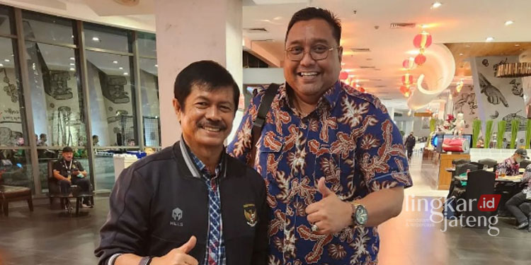 SINERGITAS: Wakil Ketua I DPRD Pati, Joni Kurnianto (kanan) foto bersama pelatih Timnas Sepak Bola Indonesia, Indra Sjafri (kiri). (Dok. Instagram Joni Kurnianto/Lingkarjateng.id)