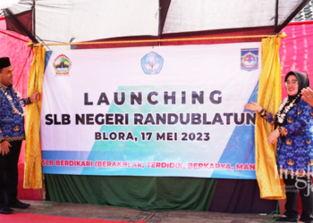 LAUNCHING: Bupati Blora, Arief Rohman (kedua dari kiri) meresmikan izin operasional SLB Negeri Randublatung pada Rabu, 17 Mei 2023. (Istimewa/Lingkarjateng.id)