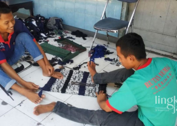 MEMBUAT KERAJINAN: Warga binaan Rutan Demak membuat kerajinan tangan dari bahan bekas. (Muhammad Burhanuddin Aslam/Lingkarjateng.id)