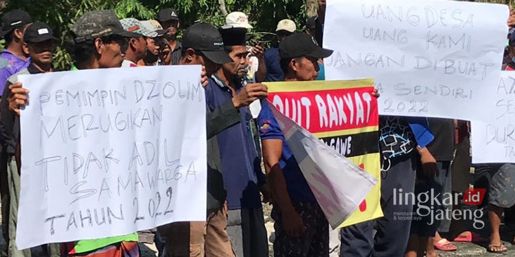 UNJUK RASA: Sejumlah warga saat demo di depan Balai Desa Sidomulyo, Kecamatan Dempet, Kabupaten Demak pada Selasa, 16 Mei 2023. (M. Burhanuddin Aslam/Lingkarjateng.id)