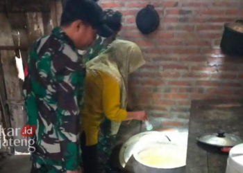 BERANTAS SARANG NYAMUK: Pemeriksaan jentik nyamuk di tampungan air milik salah satu warga Desa Wuwur, Kecamatan Pancur, Kabupaten Rembang guna mencegah penyakit DBD. (R. Teguh Wibowo/Lingkarjateng.id)