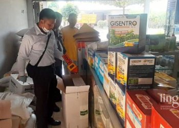 IDENTIFIKASI: Polsek Pucakwangi mengidentifikasi TKP pencurian obat hama di toko pertanian turut Dukuh Dopang, Desa Triguna, Kecamatan Pucakwangi. (Istimewa/Lingkarjateng.id)