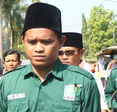 KAWAL: Salah satu tenaga honorer Bagian Umum Setda Blora, Khoiruniam (depan kanan) saat mengawal Bacaleg PKB Blora ke KPU belum lama ini. (Istimewa/Lingkarjateng.id)