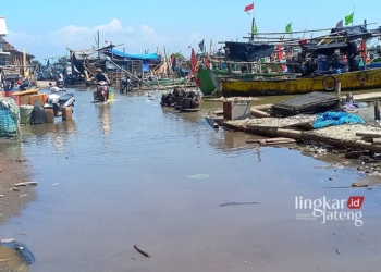 TERGENANG: Salah satu wilayah di Kelurahan Bandengan, Kecamatan Kendal yang tergenang rob hingga 20 cm. (Arvian Maulana/Lingkarjateng.id)