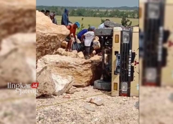 EVAKUASI: Proses evakuasi korban tewas akibat tertimbun longsoran galiac C di grobogan. (Ibnu Muntaha/Lingkarjateng.id)