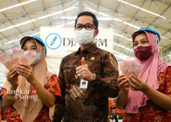 MENYALURKAN: Bupati Kudus HM Hartopo saat menyalurkan BLT dari DBHCHT di Brak SKT Karangbener. (Nisa Hafizhotus Syarifa/Lingkarjateng.id)
