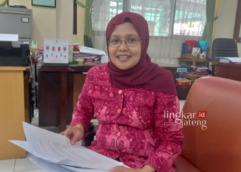 WAWANCARA : Fungsional Medik Veteriner Dinas Pertanian, Perikanan, dan Pangan (Dispertanikap) Kabupaten Semarang, drh. Yatini saat menjelaskan kasus temuan LSD pada hewan sapi di Kabupaten Semarang, di Kantor Dispertanikap Kabupaten Semarang pada Rabu, 14 Juni 2023. (Hesty Imaniar/Lingkarjateng.id)