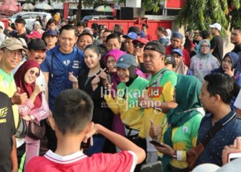 RAMAH: Agus Harimurti Yudhoyono (AHY) bersama istri Annisa Pohan Yudhoyono foto bersama warga Kota Semarang. (Istimewa/Lingkarjateng.id)