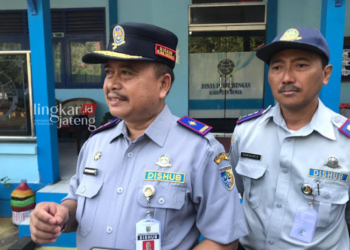 MENERANGKAN: Kadinhub Demak Agus Musyafak di temani oleh Sekdin Dinhub Demak, Sugiyarto di kantor Dinhub Demak. (M Burhanuddin Aslam/Lingkarjateng.id)