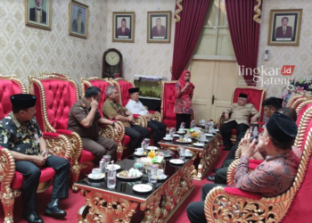 PISOWANAN BALASAN: Bupati Demak Eistianah saat memberikan arahan dalam kegiatan Pisowanan Balasan oleh Kasepuhan Kadilangu pada Kamis, 8 Juni 2023. (M Burhanuddin Aslam/Lingkarjateng.id)