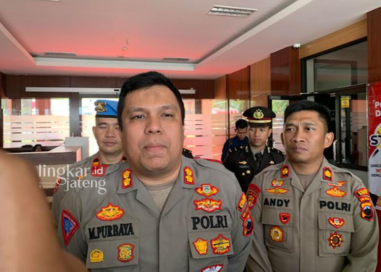 BERI KETERANGAN: Kapolres Demak AKBP Muhammad Purbaya (depan) saat memberikan keterangan terkait patroli pencarian hewan kurban. (M Burhanuddin Aslam/Lingkarjateng.id)