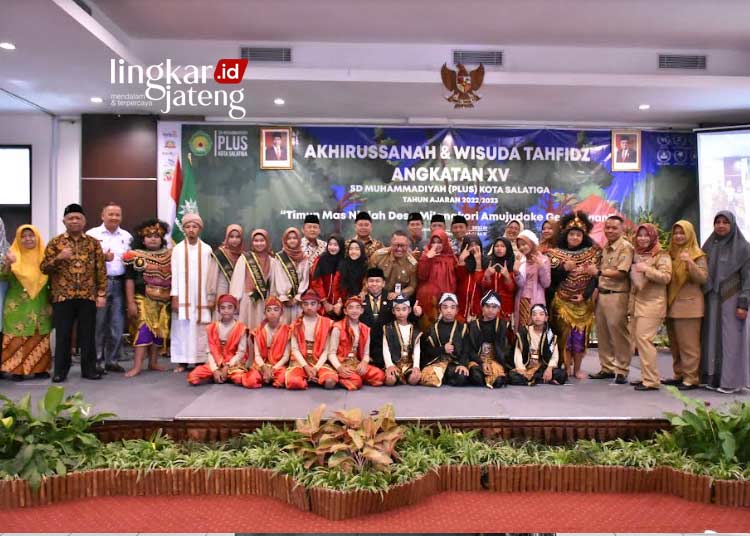 FOTO BERSAMA: Pj Wali Kota Salatiga, Sinoeng N. Rachmadi (tengah) foto bersama siswa dan guru SD Muhammadiyah Plus Salatiga. (Istimewa/Lingkarjateng.id)