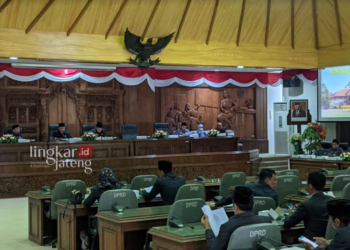 BPK Temukan 25 OPD Rembang Kelebihan Tunjangan Anak Rp 174 Juta Lebih 25 RAPAT PARIPURNA: Pembahasan Rancangan Peraturan Daerah (Raperda) pertanggungjawaban Anggaran Pendapatan dan Belanja Daerah (APBD) tahun anggaran 2022, di Gedung DPRD Rembang, Senin, 26 Juni 2023. (Lingkar Network | R Teguh Wibowo/Lingkarjateng.id)