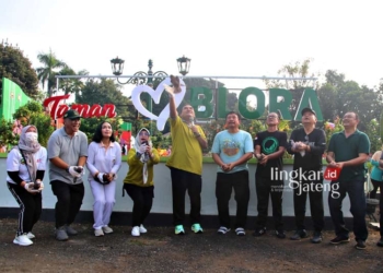 SIMBOLIS: Bupati Blora Arief Rohman (kelima dari kiri) bersama Wabup Blora Tri Yuli Setyowati (keempat dari kiri) saat meresmikan Taman Kota I Love Blora pada Minggu, 25 Juni 2023. (Dok. Humas Pemkab Blora/Lingkarjateng.id)