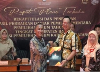 SIMBOLIS: Ketua Bawaslu Batang Mahbrur (kedua kanan) dan Ketua KPU Batang Nur Tofan (kiri) pada acara rapat pleno terbuka rekapitulasi dan penetapan hasil perbaikan daftar pemilih sementara Pemilu 2024 di Batang. (Istimewa/Lingkarjateng.id)