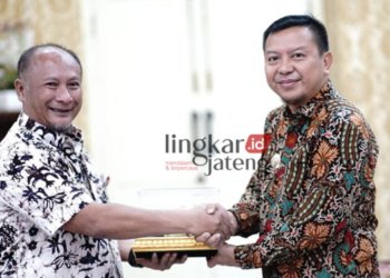 JABAT TANGAN: Pj Bupati Pati Henggar Budi Anggoro (kiri) bersalaman dengan Bupati Kepulauan Selayar Provinsi Sulawesi Selatan, M Basli Ali (kanan). (Istimewa/Lingkarjateng.id)