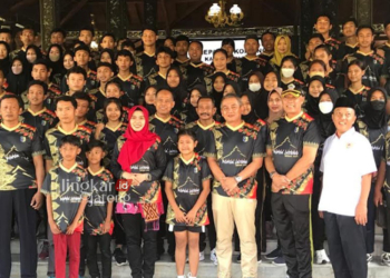 FOTO BERSAMA: Para Atlet Demak foto bersama dengan Bupati Demak Eisti’anah. (M Burhadunnin Aslam/Lingkarjateng.id)