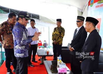 Bupati Kudus Imbau Kubu Antarcalon Damai Usai Pilkades 30 BERI WEJANGAN: Bupati Kudus HM Hartopo saat memberikan nasihat kepada calon kepala desa untuk tetap rukun dan legowo dalam kontestasi Pilkades. (Ihza Fajar/Lingkarjateng.id)