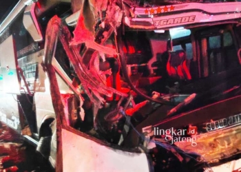 RUSAK PARAH: Tampak bus yang digunakan rombongan study tour SMP 2 Gebog Kudus mengalami rusak parah usai kecelakaan di Jalan Tol Batang KM 279. (Nisa Hafizhotus Syarifa/Lingkarjateng.id)