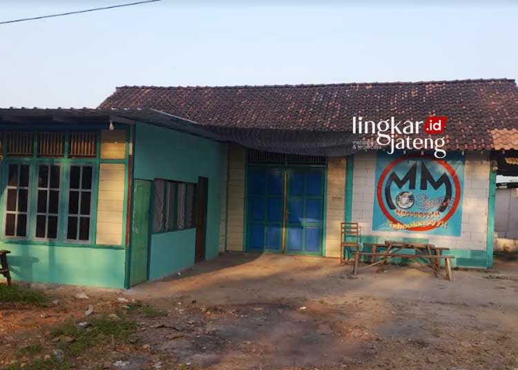 ILEGAL: Salah satu cafe karaoke yang berada di Desa Sambongrejo, Kecamatan Sambong, Blora diduga belum kantongi izin. (Hanafi/Lingkarjateng.id)