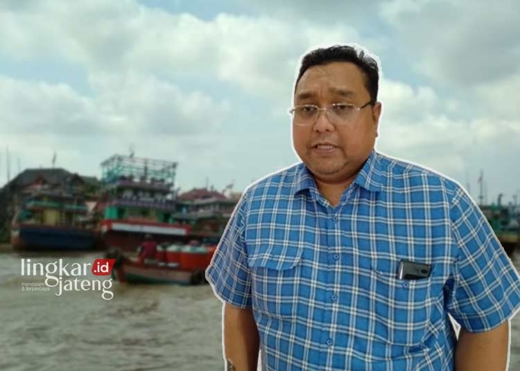 DPRD Pati Joni Kurnianto Kecam Aksi Pembakaran Kapal Nelayan di Kalbar 25 POTRET: Wakil Ketua I DPRD Pati, Joni Kurnianto dan ilustrasi kapal cantrang. (Arif Febriyanto, Anta/Lingkarjateng.id)