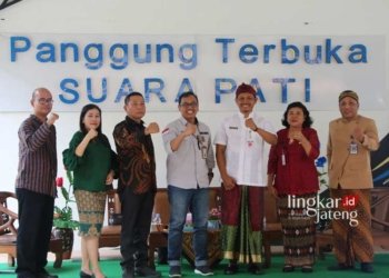 BERSINERGI: Anggota DPRD Pati Sutikno (ketiga dari kiri) saat menghadiri sosialisasi gempur rokok ilegal yang diselenggaralan Diskominfo Pati di Panggung Terbuka Radio Suara Pati belum lama ini. (Dok. Diskominfo Pati/Lingkarjateng.id)