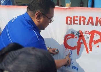 Ketua DPC Demokrat Pati, Joni Kurnianto berpatisipasi dalam gerakan cap jempol darah melawan KSP Moeldoko. (Istimewa/Lingkarjateng.id)