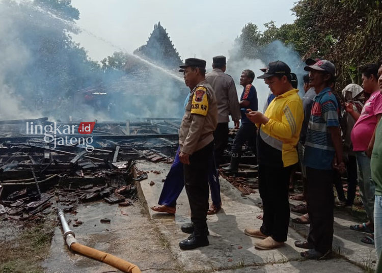 PERISTIWA: Warga bersama Tim Damkar, Polisi, dan TNI membantu memadamkan api. (M Burhanuddin Aslam/Lingkarjateng.id)
