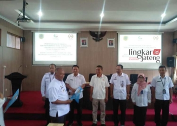 SIMBOLIS: Pj Bupati Pati Henggar Budi Anggoro menyerahkan SK panitia Porprov Jateng di Ruang Pragola Setda Kabupaten Pati pada Rabu, 7 Juni 2023. (Setyo Nugroho/Lingkarjateng.id)