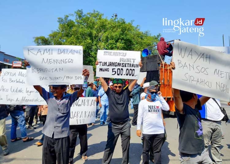 Dilarang Demo Dewan, Kades dan Jajarannya Tetap Unjuk Rasa di depan Kantor Bupati Pati 25 DEMO: Ratusan Kepala Desa dan Perangkat Desa Kabupaten Pati demo di depan kantor Bupati Pati pada Kamis, 22 Juni 2023. (Istimewa/Lingkarjateng.id)