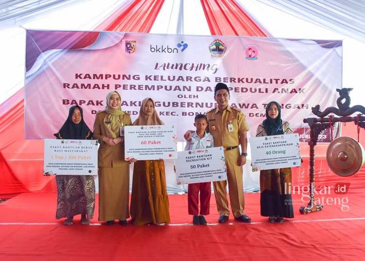 PERESMIAN: Wakil Gubernur Jawa Tengah Taj Yasin Maimoen saat menghadiri kegiatan Launching Kampung Keluarga Berkualitas Ramah Perempuan dan Peduli Anak di Desa Weding. (Istimewa/Lingkarjateng.id)