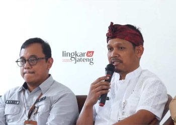 Kepala Diskominfo Pati, Ratri Wijayanto (kanan) saat membuka sosialisasi Gempur Rokok Ilegal bersama media tradisional Kabupaten Pati di panggung terbuka Radio Suara Pati pada Kamis, 15 Juni 2023. (Dok. YouTube Diskominfo Pati/Lingkarjateng.id)