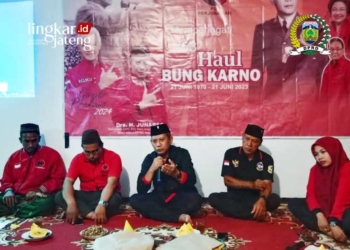 PERINGATAN HAUL: Wakil Ketua DPRD Jepara, Junarso (tengah) saat hadir dalam diskusi bersama rangkaian peringatan haul Bung Karno di Posko Bersama PDIP Jepara Dapil 3, Desa Watuaji, Kecamatan Keling, Kabupaten Jepara pada Selasa, 20 Juni 2023 malam. (Tomi Budianto/Lingkarjateng.id)