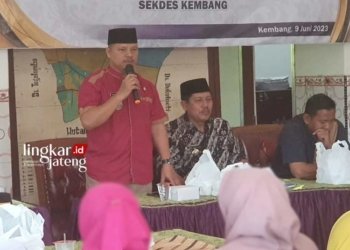 MENGARAHKAN: Camat Dukuhseti Agus Sunarko, S.STP., MSi. (Agsun) menghadiri musdes dan pengangkatan kembali Dwi Atmini sebagai Sekdes Kembang pada Jumat, 9 Mei 2023. (Istimewa/Lingkarjateng.id)