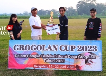 JUARA: Perwakilan PS Grogolan menerima piala kemenangan Grogolan Cup 2023 pada Kamis, 22 Juni 2023. (Istimewa/Lingkarjateng.id)