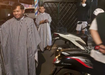 PANIK: Warga Bantul yang sedang cukur berlarian keluar panik akibat Gempa Bantul. (Twitter @Gandhoyy/Lingkarjateng.id)