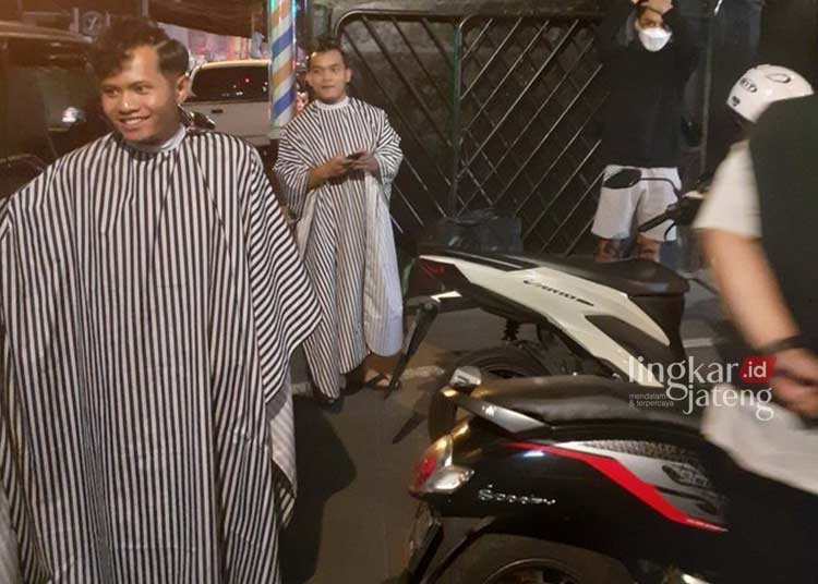 PANIK: Warga Bantul yang sedang cukur berlarian keluar panik akibat Gempa Bantul. (Twitter @Gandhoyy/Lingkarjateng.id)