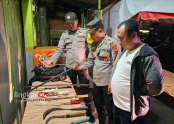 SAJAM : Sejumlah senjata tajam berhasil diamankan Polsek Bergas dari hasil patroli malam saat membubarkan segerombolan remaja yang diduga hendak akan tawuran pada Sabtu malam,17 Juni 2023. (Hesty Imaniar/Lingkarjateng.id)
