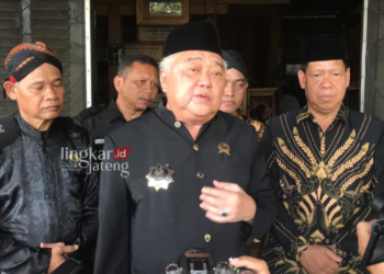 MENERANGKAN: Sesepuh Ahli Waris Sunan Kalijaga, Raden Muhammad Cahyo Imam Santoso. (M Burhanuddin Aslam/Lingkarjateng.id)