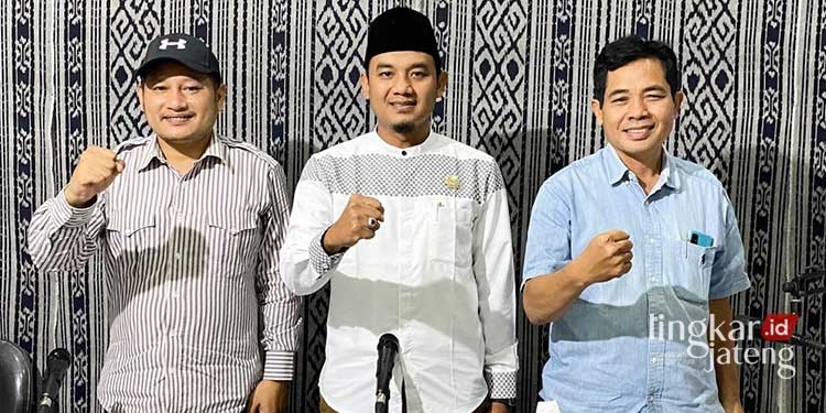 Gus Haiz Ajak Masyarakat Jepara Perkuat Nilai Pancasila lewat Gotong Royong 25 POTRET: Ketua DPRD Jepara, Haizul Ma'arif (tengah) dalam acara Dialog Interaktif Jaring Asmara. (Tomi Budianto/Lingkarjateng.id)