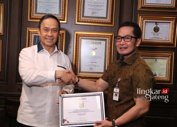 PRESTASI: Bupati Kudus HM Hartopo saat menerima penghargaan 'Berorientasi Pelayanan' di Lantai 24 Menara 165, Jakarta Selatan. (Nisa Hafizhotus Syarifa/Lingkarjateng.id)